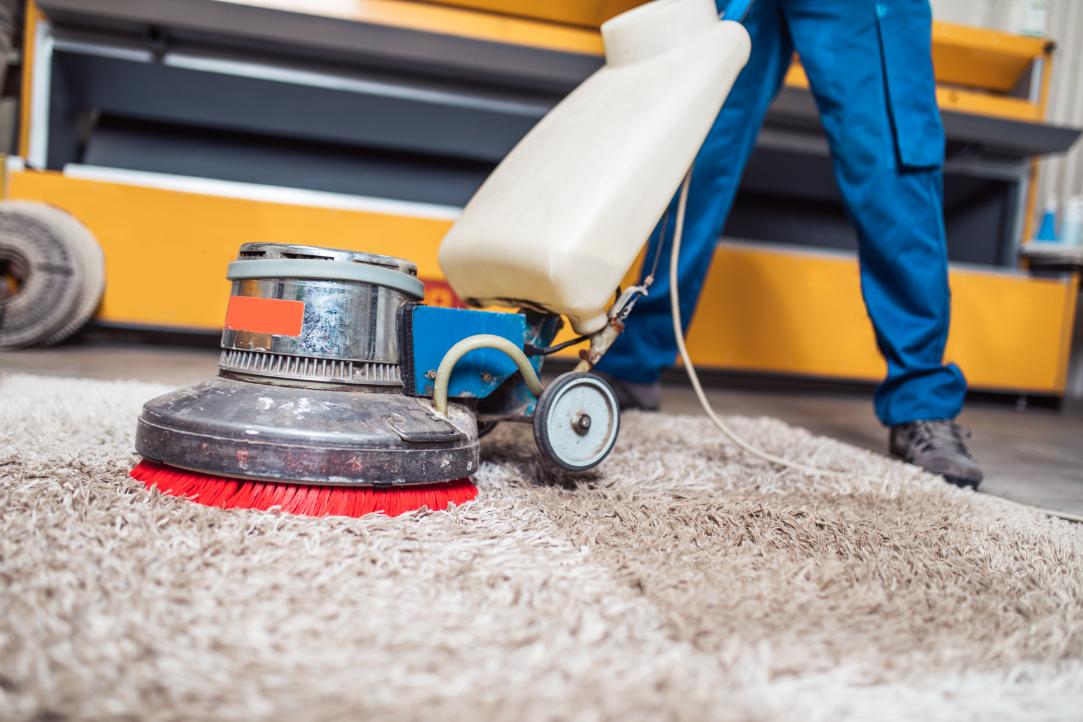 homme profesionnel qui nettoie le tapis avec un aspirateur pour enlever les saletes. Oceanick Nettoyage au Quebec