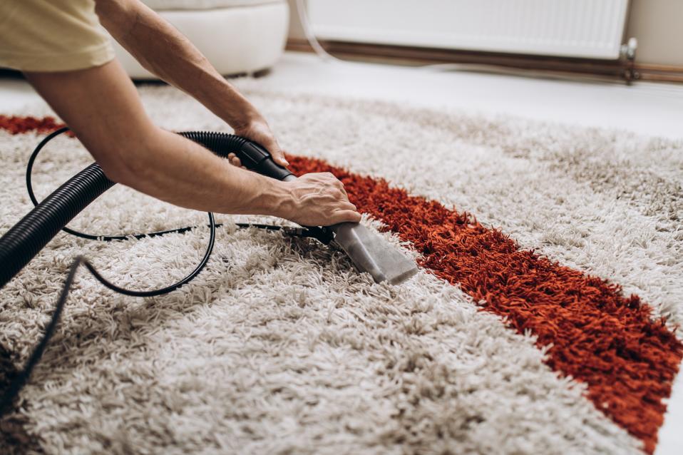professionnel nettoyage qui aspire un tapis colore pour retirer toutes les saletes oceanick nettoyage specialiste en nettoyage professionnel carpette quebec