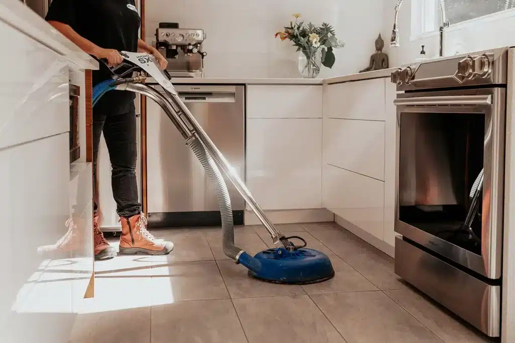 Nettoyage de carrelage et joints dans une maison