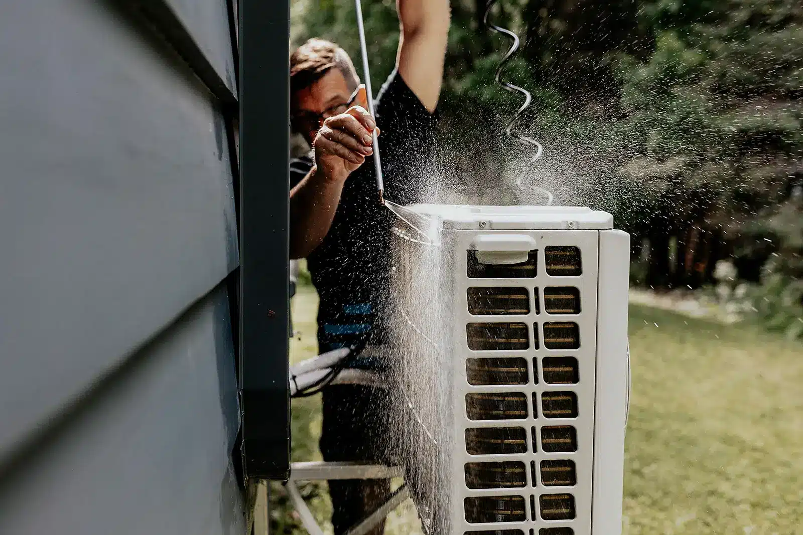 Nettoyage de thermopompe murale extérieure à Québec avec Océanick Nettoyage