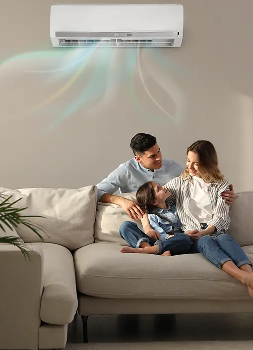 Couple satisfait sur un sofa propre après un nettoyage professionnel