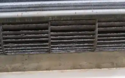 Gros plan de grille de climatiseur encrassée — besoin de nettoyage et désinfection