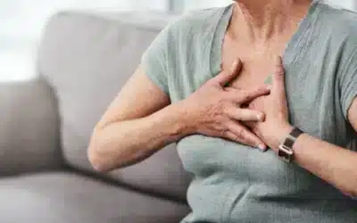 Personne se tenant la poitrine — inconfort respiratoire lié à la qualité de l’air