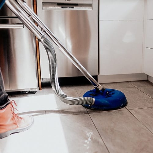 Nettoyage de céramique et joints de céramique en cuisine avec machine rotative professionnel par Océanick Nettoyage