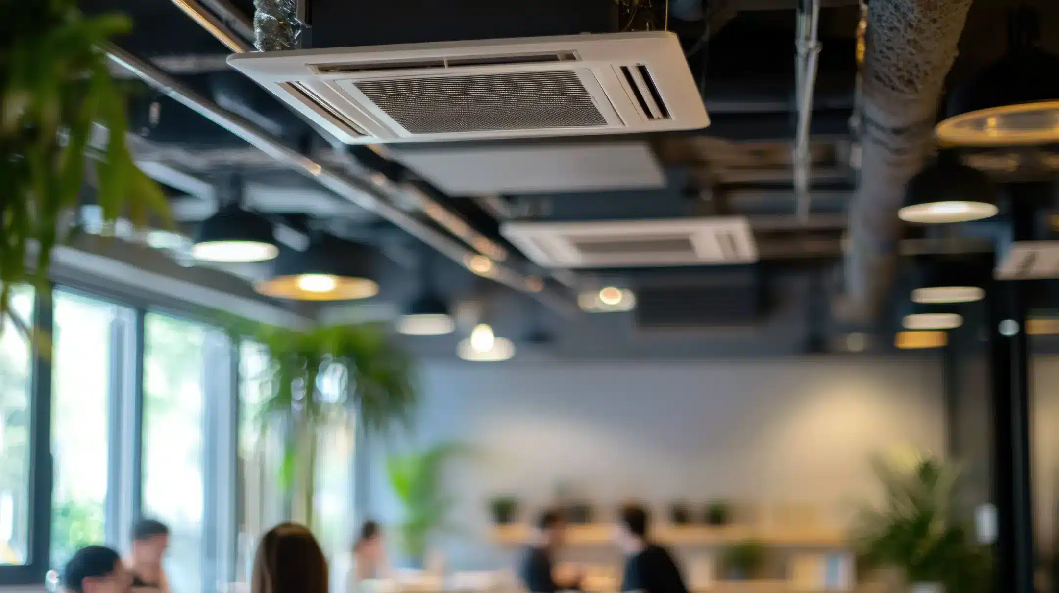 Unité de climatisation cassette au plafond dans un bureau. Nettoyage des conduits de ventilation en espace commercial à Québec avec Océanick Nettoyage