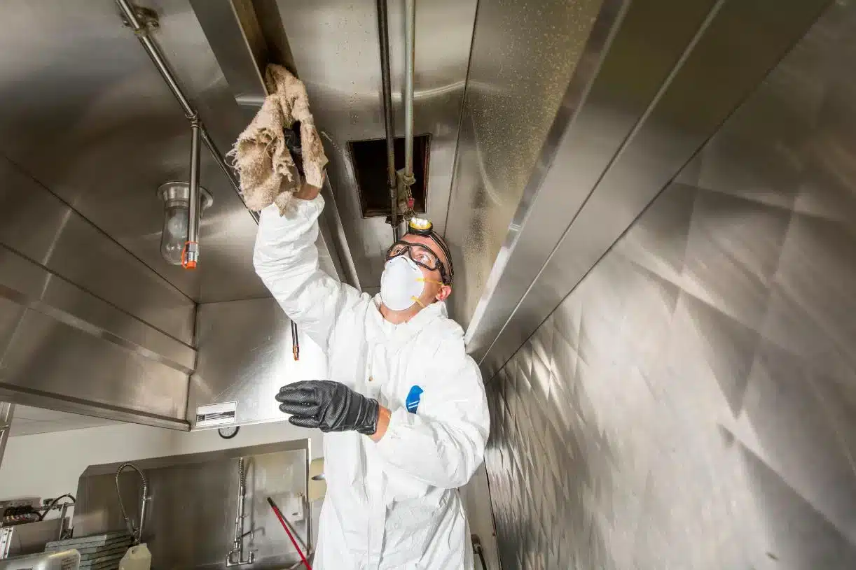 Nettoyage professionnel des conduits de ventilation dans une cuisine commerciale. Océanick Nettoyage