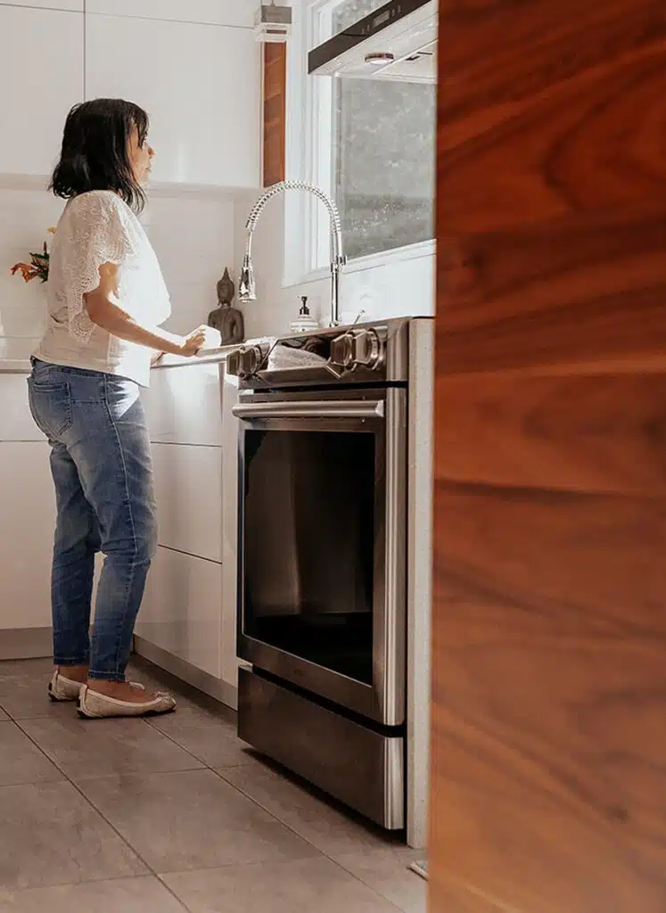 Propriétaire dans une cuisine moderne et propre — nettoyage de plancher céramique à Québec avec Océanick Nettoyage