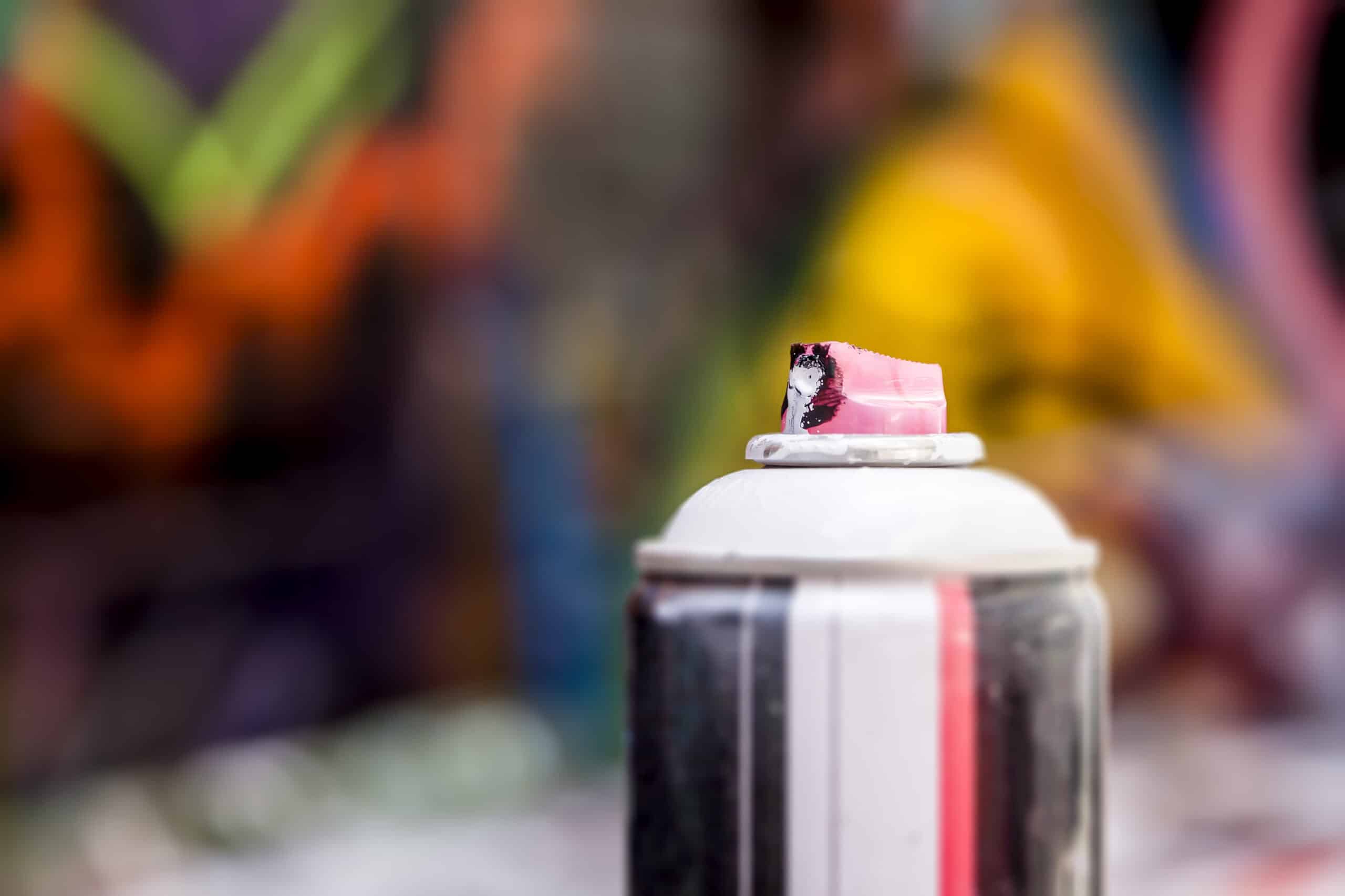 Gros plan d’une bombe de peinture — service de nettoyage de graffitis à Québec avec Océanick Nettoyage