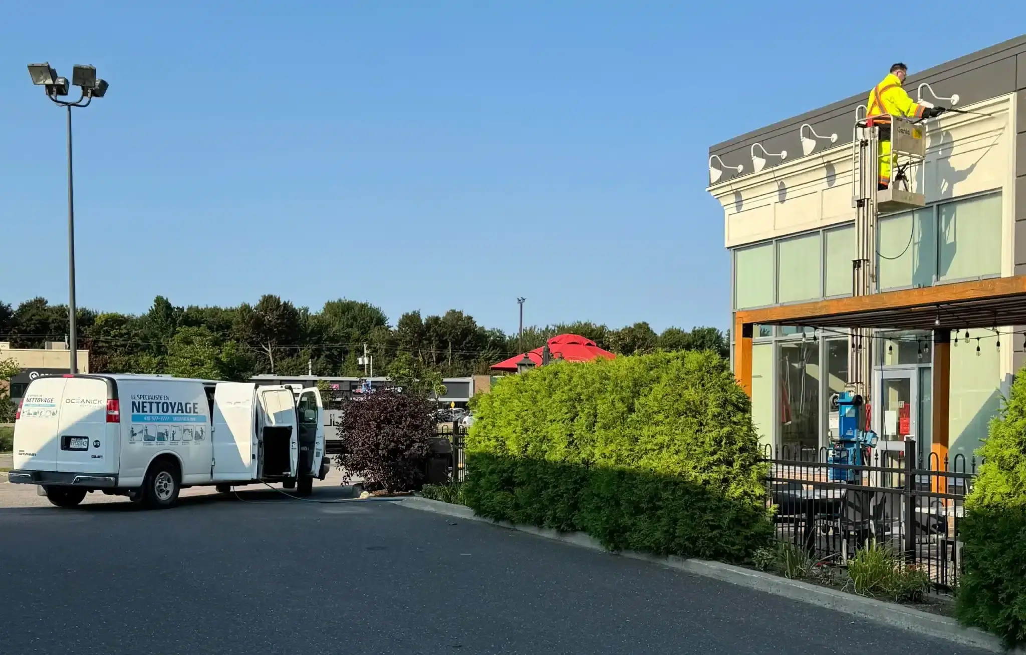 Nettoyage à la pression pour bâtiment commercial avec Océanick Nettoyage - Camion d'intervention