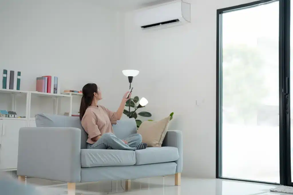 Fenêtres fermées en hiver dans une maison à Québec.