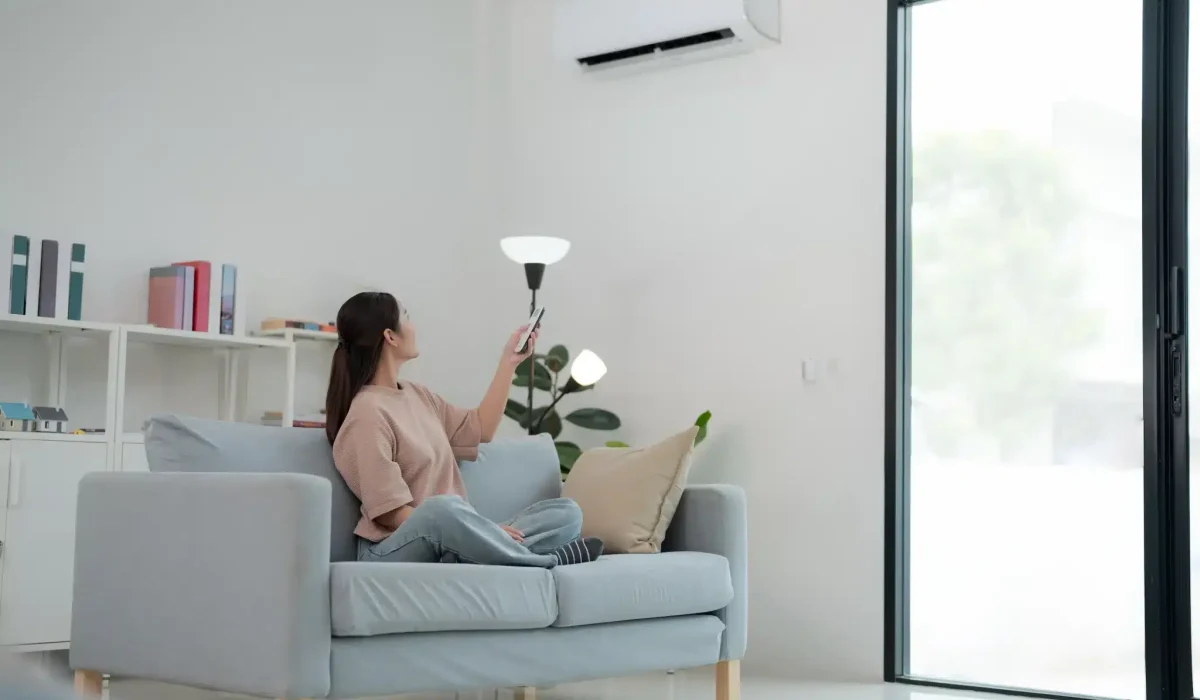 Fenêtres fermées en hiver dans une maison à Québec.