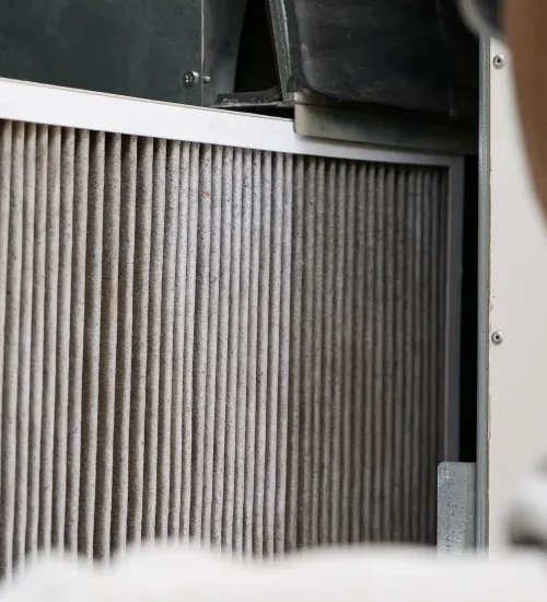 Fenêtres fermées en hiver dans une maison à Québec.