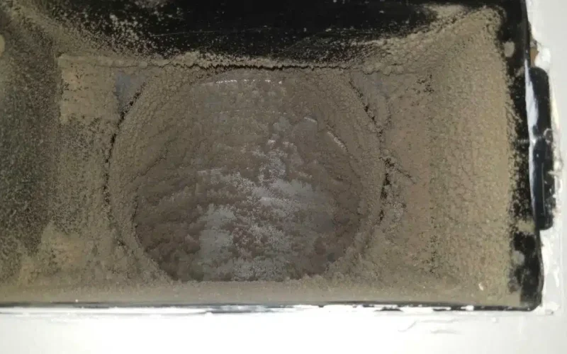 Nettoyage conduits échangeur d'air à Québec avec Océanick Nettoyage - Conduit échangeur d'air encrassé, photo avant intervention