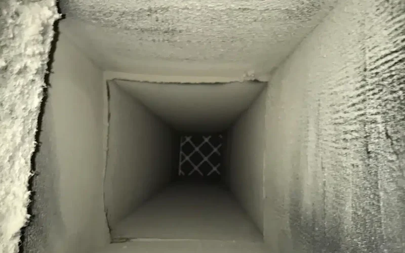 Nettoyage conduits de ventilation à Québec avec Océanick Nettoyage - Conduit échangeur d'air encrassé, photo avant intervention